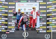 Pebalap AHRT Herjun Atna Firdaus (kanan) finis di posisi ketiga pada Race 2 kelas SS600 ARRC 2026 di Pertamina Mandalika International Circuit, Lombok, NTB, Minggu (9/8) I IST