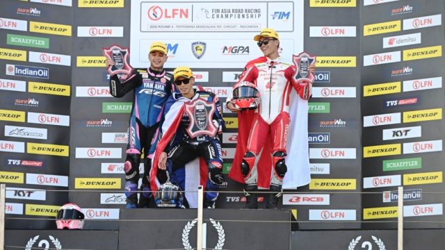 Pebalap AHRT Herjun Atna Firdaus (kanan) finis di posisi ketiga pada Race 2 kelas SS600 ARRC 2026 di Pertamina Mandalika International Circuit, Lombok, NTB, Minggu (9/8) I IST