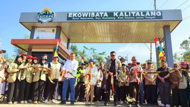 Peresmian Gerbang Ekowisata Kalitalang ini merupakan bagian komitmen Yayasan AHM dalam melanjutkan pengembangan desa yang telah dimulai sejak November 2025 melalui program KKN Tematik Satu Hati bersama Universitas Gajah Mada dan pemerintah wilayah setempat. Hadir dalam peresmian ini Rektor UGM Prof. dr. Ova Emilia, M.Med.Ed., Sp.OG(K)., Ph.D. dan Bupati Klaten Hemanang Wajar Ismoyo, S.I.Kom I IST