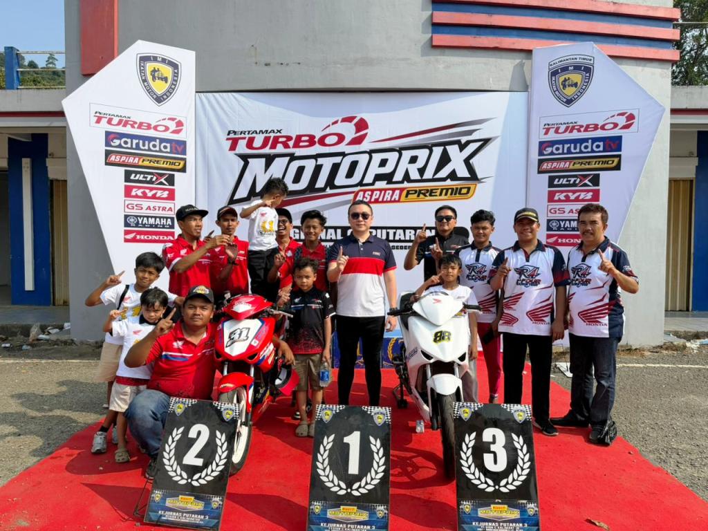 Matthew Poetera Sah selaku Marketing Manager Astra Motor Kalimantan Timur 2 dalam memberikan dukungannya di ajang Kejurnas Motoprix Putaran 4 Region C Kalimantan yang berlangsung di Sirkuit Permanen Kalan, Samarinda Seberang, Kalimantan Timur, pada 29-30 Agustus kemarin I ISTIMEWA