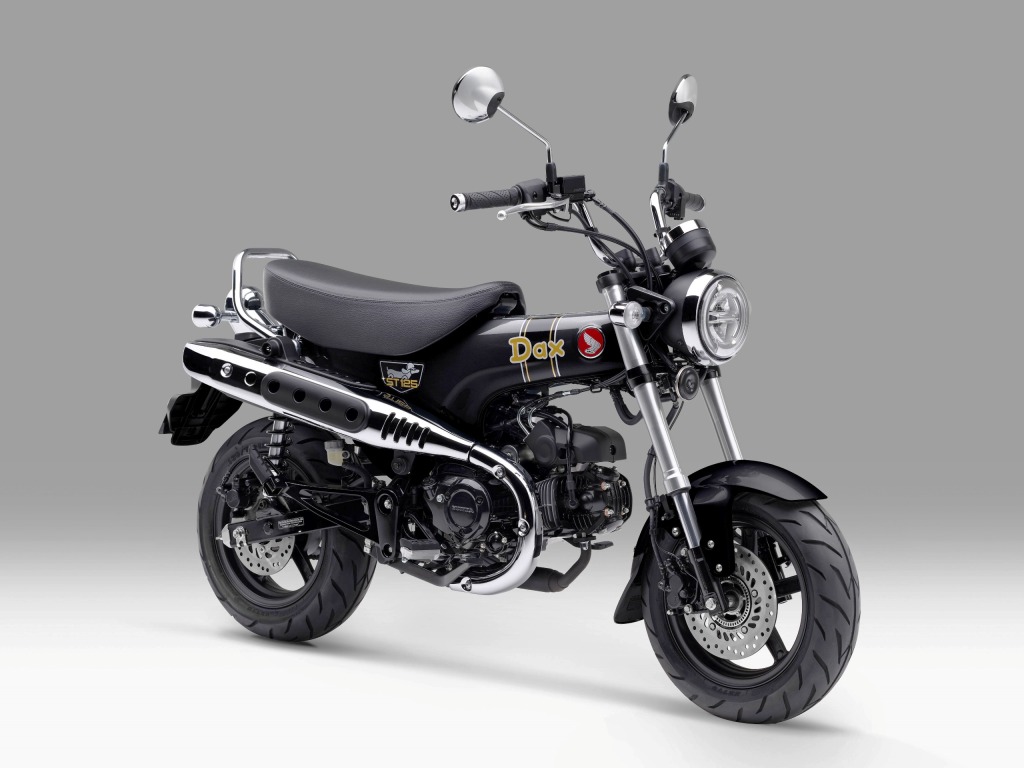 Honda ST125 Dax hadir dengan pilihan warna baru yakni Candy Energy Orange dan Pearl Shining Black yang mampu memberikan karakter unik dan berbeda bagi pecinta sepeda motor yang ingin mengekspresikan gaya personalnya I ISTIMEWA