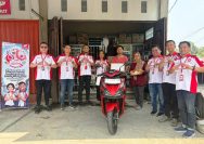 Wendy Tenario (ketiga kanan) selaku Region Head Astra Motor Kalimantan Timur 2 bersama jajaran management Astra Motor Kalimantan Timur 2 dalam proses pengantaran unit sepeda motor secara langsung kepada konsumen loyal yang berlokasi di Sambutan dalam memperingati Hari Pelanggan Nasional yang dilaksanakan pada Jumat (4/9) I ISTIMEWA