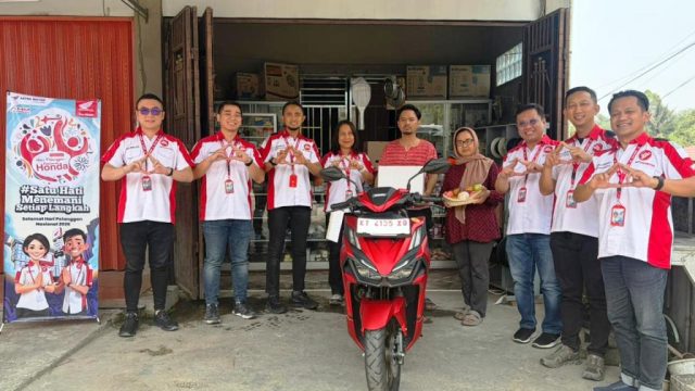 Wendy Tenario (ketiga kanan) selaku Region Head Astra Motor Kalimantan Timur 2 bersama jajaran management Astra Motor Kalimantan Timur 2 dalam proses pengantaran unit sepeda motor secara langsung kepada konsumen loyal yang berlokasi di Sambutan dalam memperingati Hari Pelanggan Nasional yang dilaksanakan pada Jumat (4/9) I ISTIMEWA