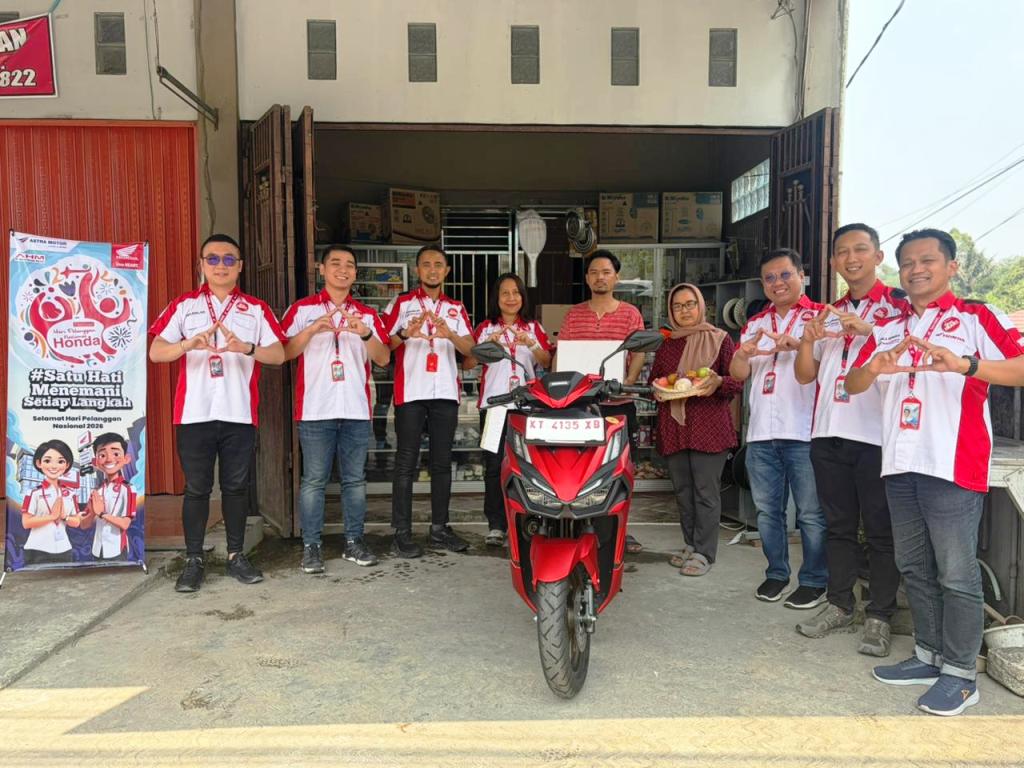 Wendy Tenario (ketiga kanan) selaku Region Head Astra Motor Kalimantan Timur 2 bersama jajaran management Astra Motor Kalimantan Timur 2 dalam proses pengantaran unit sepeda motor secara langsung kepada konsumen loyal yang berlokasi di Sambutan dalam memperingati Hari Pelanggan Nasional yang dilaksanakan pada Jumat (4/9) I ISTIMEWA