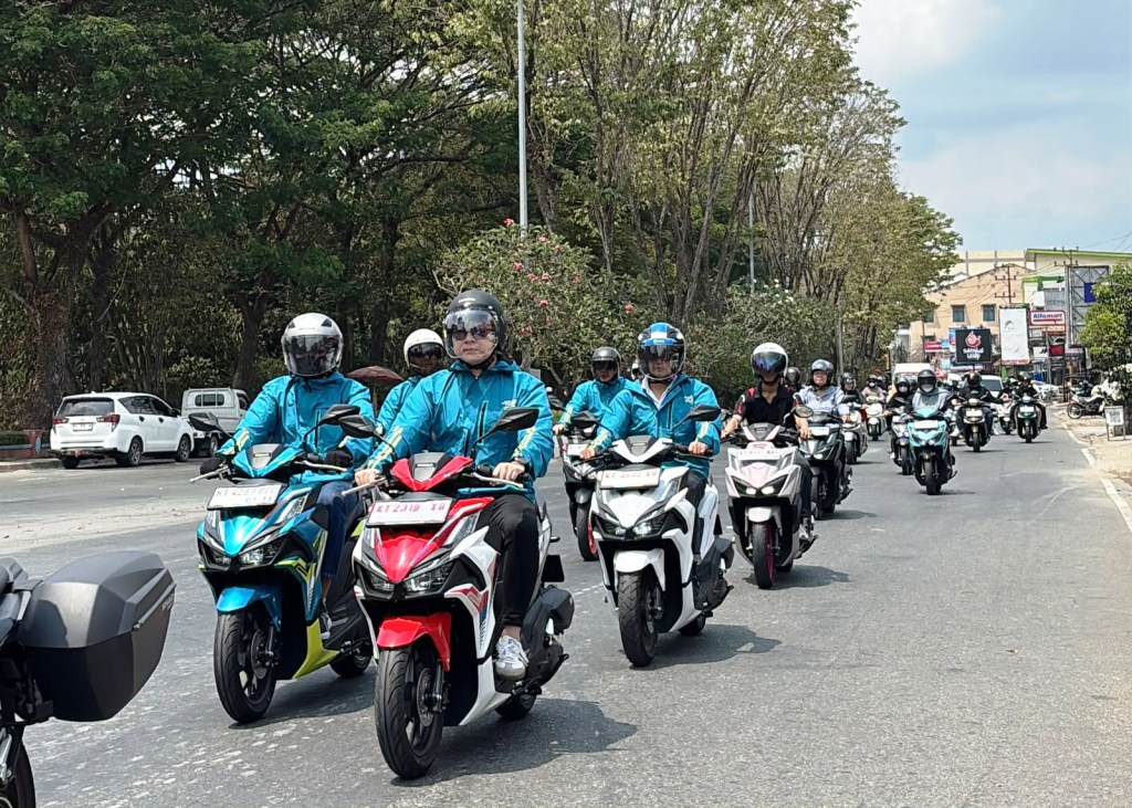 Memperingati Hari Pelanggan Nasional, jajaran Management Astra Motor Kalimantan Timur 2 bersama 30 pengguna sepeda motor Honda dalam rangkaian rolling city yang telah dilaksanakan pada Sabtu (5/9) akhir pekan kemarin I ISTIMEWA
