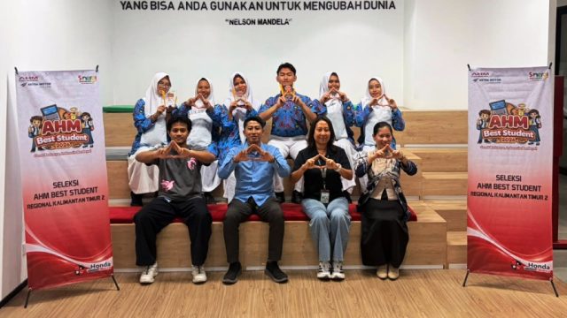 Bu Gusti Ayu Liliek selaku Finance Manager Astra Motor Kalimantan Timur 2 (kedua kanan) bersama juri dan peserta gelaran AHM Best Student Tingkat Regional 2026 pada Sabtu (5/9) lalu I ISTIMEWA