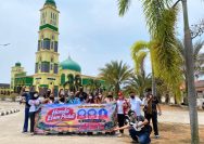 Astra Motor Kalimantan Timur 2 yang diwakilkan oleh Sjahrizal Ibnu selaku ESS & SR Inspector Astra Motor Kaltim 2 (ketiga kiri) bersama stakeholder dalam penyerahan bantuan kepada BPND Kubar, jumat (11/9) lalu I ISTIMEWA