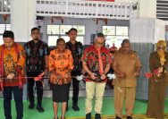General Manager PT Astra Honda Motor Ahmad Muhibbuddin (tengah), Kepala Wilayah Astra Motor Papua Gangga Nanda Adi Surya (kiri), bersama Kepala SMK Negeri 1 Kabupaten Sorong Anetha Ludia Swabra, S.Pd (kiri kedua), Kepala Dinas Pendidikan dan Kebudayaan Kabupaten Sorong Andreas Taa, S.IP., M.Si (kanan kedua), dan Pengawas SMK Kabupaten Sorong Siti Maryam, SE., MA (kanan) melakukan prosesi pemotongan pita sebagai simbolis peresmian SMK Negeri 1 Kabupaten Sorong  sebagai SMK binaan berkurikulum Teknis dan Bisnis Sepeda Motor (TBSM) Astra Honda (14/9) I ISTIMEWA