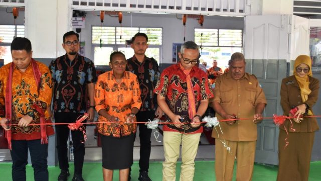 General Manager PT Astra Honda Motor Ahmad Muhibbuddin (tengah), Kepala Wilayah Astra Motor Papua Gangga Nanda Adi Surya (kiri), bersama Kepala SMK Negeri 1 Kabupaten Sorong Anetha Ludia Swabra, S.Pd (kiri kedua), Kepala Dinas Pendidikan dan Kebudayaan Kabupaten Sorong Andreas Taa, S.IP., M.Si (kanan kedua), dan Pengawas SMK Kabupaten Sorong Siti Maryam, SE., MA (kanan) melakukan prosesi pemotongan pita sebagai simbolis peresmian SMK Negeri 1 Kabupaten Sorong  sebagai SMK binaan berkurikulum Teknis dan Bisnis Sepeda Motor (TBSM) Astra Honda (14/9) I ISTIMEWA