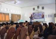 Fahrudin Noor selaku Technical Training Instructor Astra Motor Kalimantan Timur 2 dalam memberikan pembekalan menuju prakerin kepada siswa siswi SMK SMKN 16 Samarinda pada Jumat (11/9) I ISTIMEWA