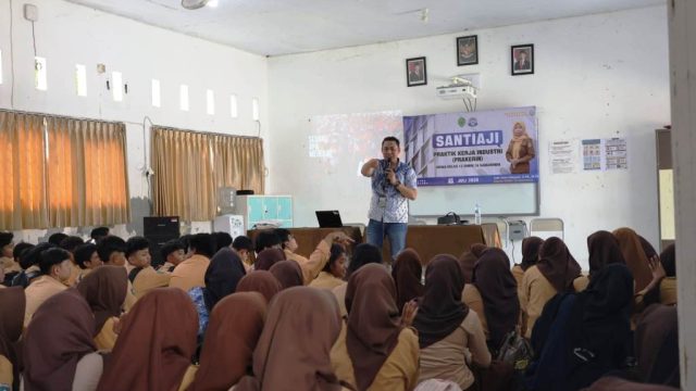 Fahrudin Noor selaku Technical Training Instructor Astra Motor Kalimantan Timur 2 dalam memberikan pembekalan menuju prakerin kepada siswa siswi SMK SMKN 16 Samarinda pada Jumat (11/9) I ISTIMEWA