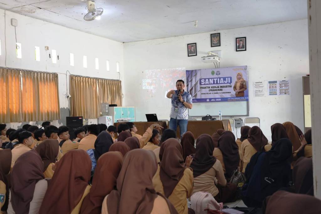 Fahrudin Noor selaku Technical Training Instructor Astra Motor Kalimantan Timur 2 dalam memberikan pembekalan menuju prakerin kepada siswa siswi SMK SMKN 16 Samarinda pada Jumat (11/9) I ISTIMEWA