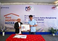 Chief Executive Astra Motor Robien Tony (kanan) meresmikan Desa Sejahtera Astra Bengkaung binaan Astra Motor dengan menandatangani MOU bersama Kepala Desa Bengkaung, Faizul Bayani M.Pd (kiri) I ISTIMEWA