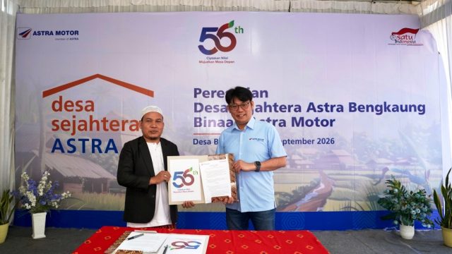 Chief Executive Astra Motor Robien Tony (kanan) meresmikan Desa Sejahtera Astra Bengkaung binaan Astra Motor dengan menandatangani MOU bersama Kepala Desa Bengkaung, Faizul Bayani M.Pd (kiri) I ISTIMEWA