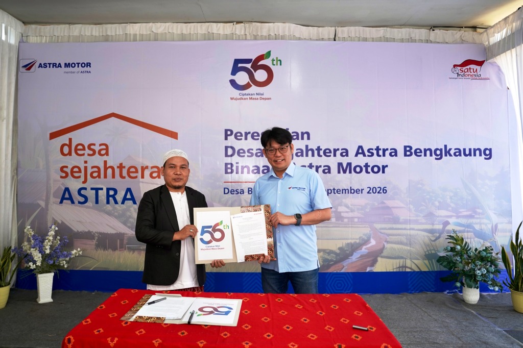 Chief Executive Astra Motor Robien Tony (kanan) meresmikan Desa Sejahtera Astra Bengkaung binaan Astra Motor dengan menandatangani MOU bersama Kepala Desa Bengkaung, Faizul Bayani M.Pd (kiri) I ISTIMEWA