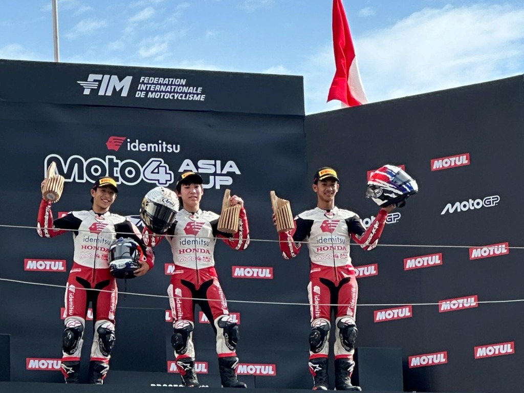 Pebalap binaan PT Astra Honda Motor (AHM) Muhammad Badly Ayatullah (kanan) berhasil meraih podium ketiga pada ajang Idemitsu Moto4 Asia Cup (IM4AC) 2026 race kedua di seri ketiga yang digelar di Mobility Resort Motegi, Jepang, Minggu, 4 Oktober 2026 i ISTIMEWA