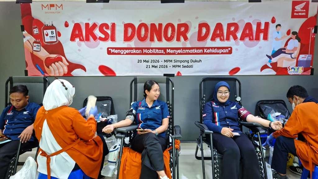 Para pelajar SMK Negeri 4 Tasikmalaya mengikuti kegiatan donor darah, bagian dari program donor darah serentak AHM bersama jaringan main dealer sepeda motor Honda di seluruh Indonesia I ISTIMEWA