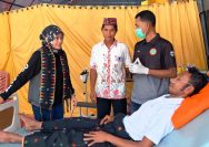 General Manager Corporate Communication AHM Rina Listiani (kiri) bersama Kepala UPTD Puskesmas Warsawe Yohanes G. Floriani (tengah) dan tenaga kesehatan puskesmas (kedua dari kanan) menyapa pasien di UPTD Puskesmas Warsawe, Kabupaten Manggarai Barat, NTT (3/10). Dukungan prasarana kesehatan dari AHM membantu lebih dari 7.200 warga kembali mendapatkan layanan kesehatan pascagempa I ISTIMEWA