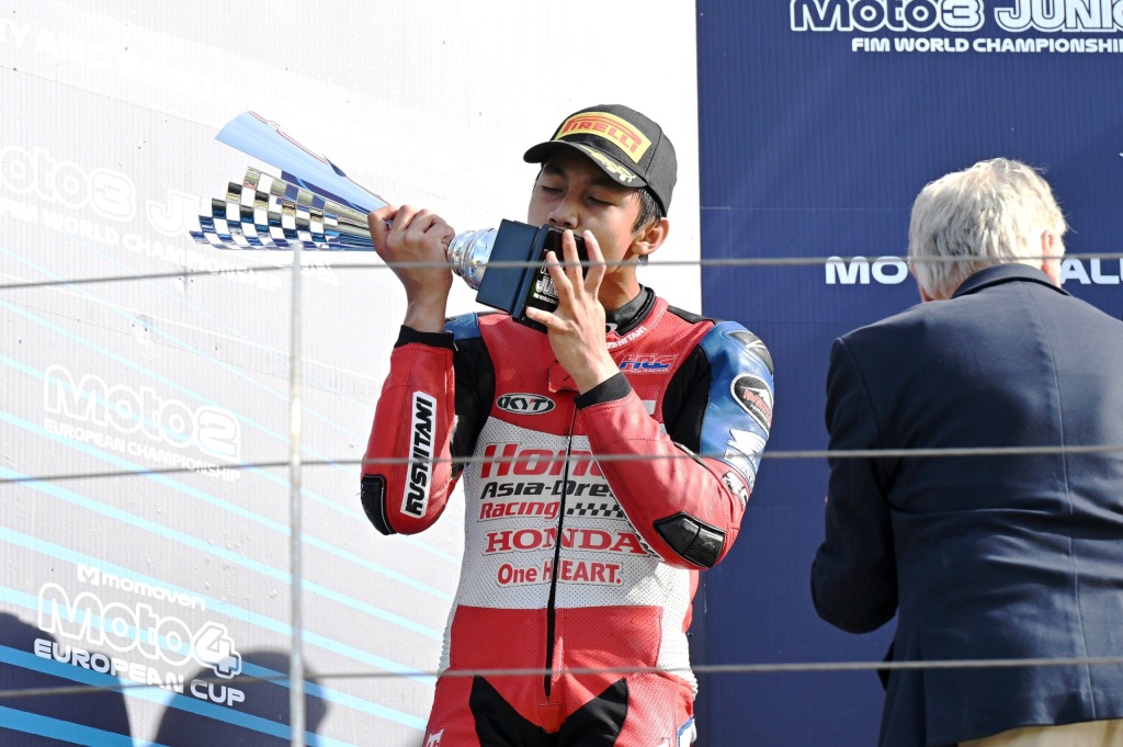 M. Kiandra Ramadhipa (kiri) meraih podium kedua pada race 2 putaran terakhir FIM Moto3 Junior World Championship 2026 di Misano World Circuit Marco Simoncelli, Italia, Minggu (18/10) I ISTIMEWA