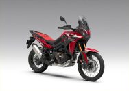 CRF1100L Africa Twin mendapatkan pilihan warna dan grafis terbaru yang semakin memperkuat karakter Adventure Rally. Perubahan terlihat pada warna fork dan pelek, serta grafis pada batok depan untuk varian Tricolor. Hadir juga pilihan warna baru Grand Prix Red yang memberikan karakter lebih berani dan sporty I ISTIMEWA