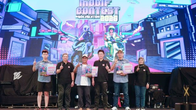 Para National Champion Honda Modif Contest (HMC) 2026 kategori Sport, Ultimate, serta Matic & Cub berfoto bersama manajemen PT Astra Honda Motor (AHM) dalam gelaran Final Battle HMC 2026 di Ambarawa, Jawa Tengah, Sabtu (24/10) I ISTIMEWA