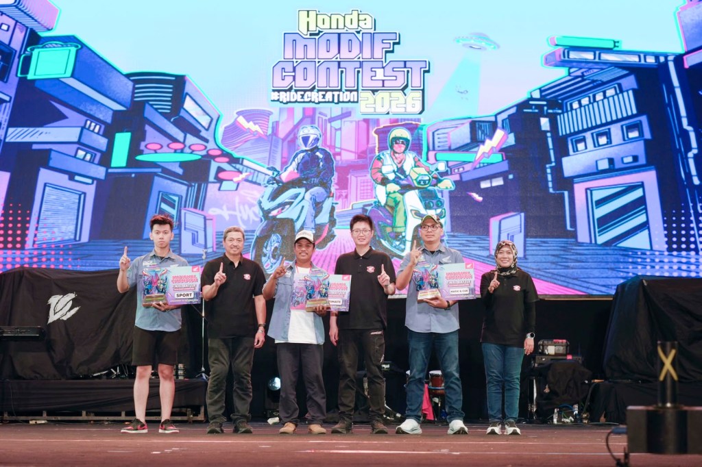 Para National Champion Honda Modif Contest (HMC) 2026 kategori Sport, Ultimate, serta Matic & Cub berfoto bersama manajemen PT Astra Honda Motor (AHM) dalam gelaran Final Battle HMC 2026 di Ambarawa, Jawa Tengah, Sabtu (24/10) I ISTIMEWA