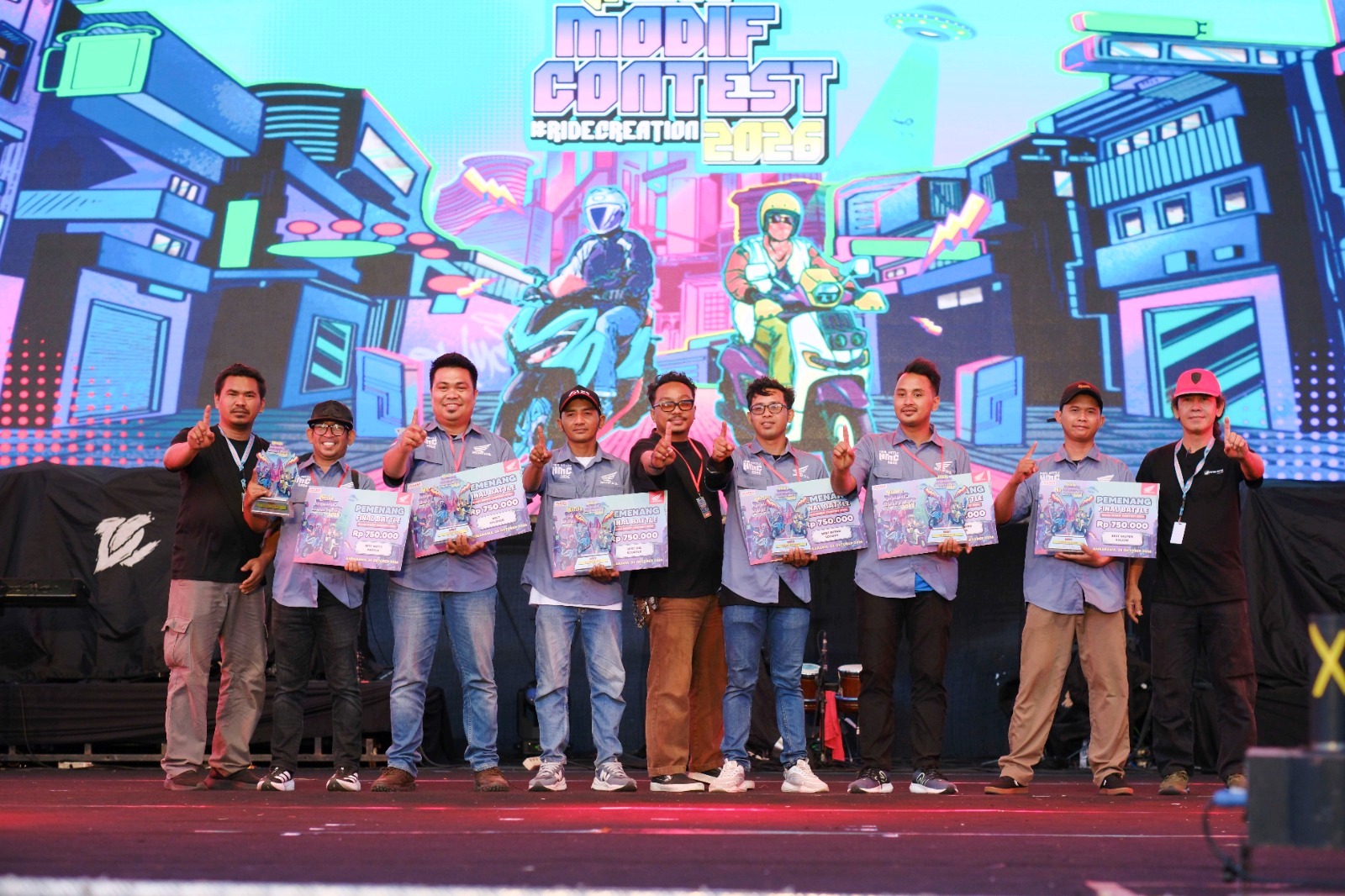 Sapta Pebriyanto (keempat kanan) modifikator perwakilan Main Dealer Astra Motor Kalimantan Timur 2 sukses meraih prestasi Best Achievement sebagai Best Retro Scoopy dengan karya modifikasi Honda Scoopy pada Final Battle Honda Modif Contest (HMC) 2026 I ISTIMEWA